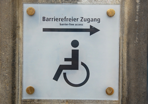 Schild auf welchem barrierefreier Zugang steht und ein Rollstuhl abgebildet ist